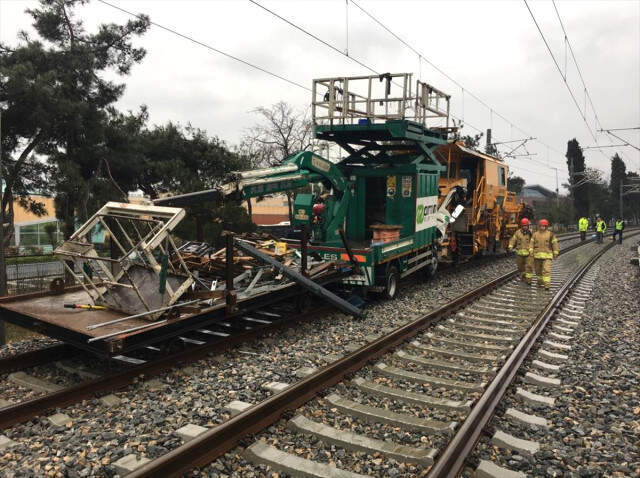 İstanbul Florya'da 2 Demiryolu Yenileme Aracı Çarpıştı: 2 Yaralı