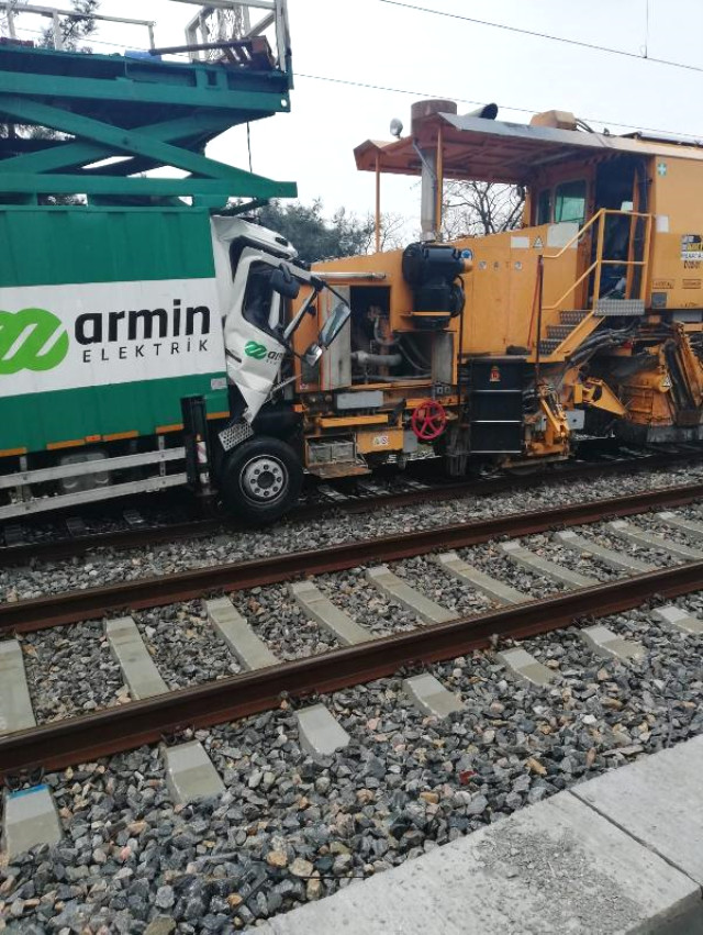 İstanbul Florya'da 2 Demiryolu Yenileme Aracı Çarpıştı: 2 Yaralı