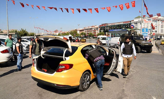 Taksiciler Hakkında Gelen Şikayetler Üzerine 15 İlde Uygulama Yapan Emniyet, Taksicilere Ceza Yağdırdı Taksiciler Hakkında Gelen Şikayetler Üzerine 15 İlde Uygulama Yapan Emniyet, Taksicilere Ceza Yağdırdı