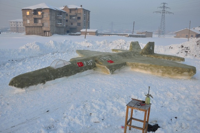 Yüksekova'da Çobanlık Yapan Genç, Kardan F-35 Savaş Uçağı Yaptı