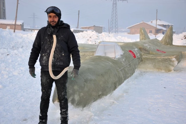 Yüksekova'da Çobanlık Yapan Genç, Kardan F-35 Savaş Uçağı Yaptı