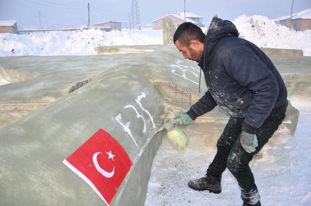 Yüksekova'da Çobanlık Yapan Genç, Kardan F-35 Savaş Uçağı Yaptı