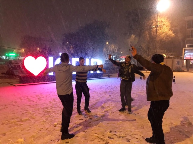 2 Yıl Sonra Kar Gören Iğdırlılar Göbek Attı
