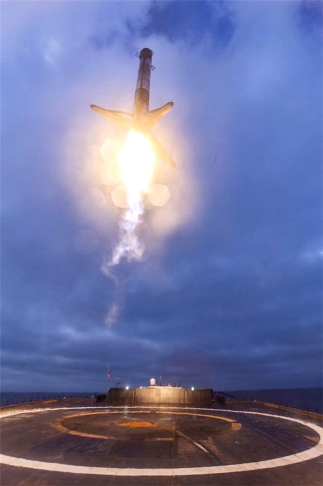 Elon Musk, <a class='keyword-sd' href='/spacex/' title='Spacex'>Spacex</a>'in Tarihi Falcon 9 Görevinden Fotoğraflar Paylaştı