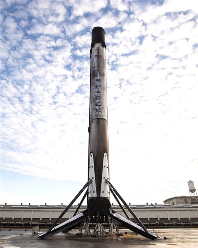 Elon Musk, Spacex'in Tarihi Falcon 9 Görevinden Fotoğraflar Paylaştı