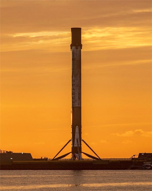 Elon Musk, Spacex'in Tarihi Falcon 9 Görevinden Fotoğraflar Paylaştı