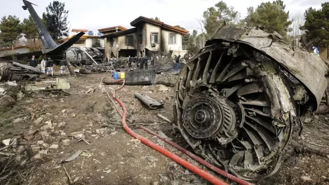 Kargo Uçağı Pistten Çıkarak Bir Eve Daldı,15 Kişi Yaşamını Yitirdi