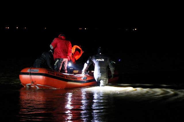 İzmir'de Ördek Avlamak İsteyen 4 Avcının Gölette Kayığı Battı: 2 Kardeşin Cansız Bedeni Bulundu