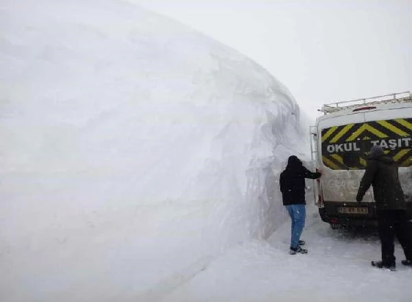 Kar Yağışının Esir Aldığı Karlıova'da Öğrenciler 18 Günlük Tatilin Ardından Dersbaşı Yaptı