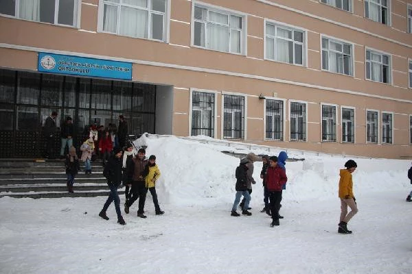 Kar Yağışının Esir Aldığı Karlıova'da Öğrenciler 18 Günlük Tatilin Ardından Dersbaşı Yaptı