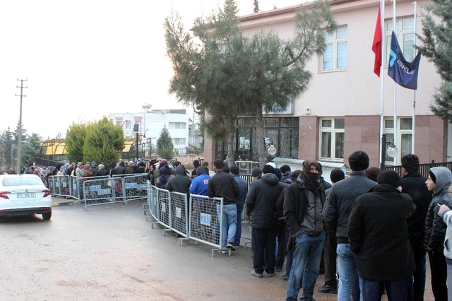 6 Aylık Geçici İşçi Alınacağı Haberini Alanlar, Geceden Sıraya Girerek Uzun Kuyruklar Oluşturdu
