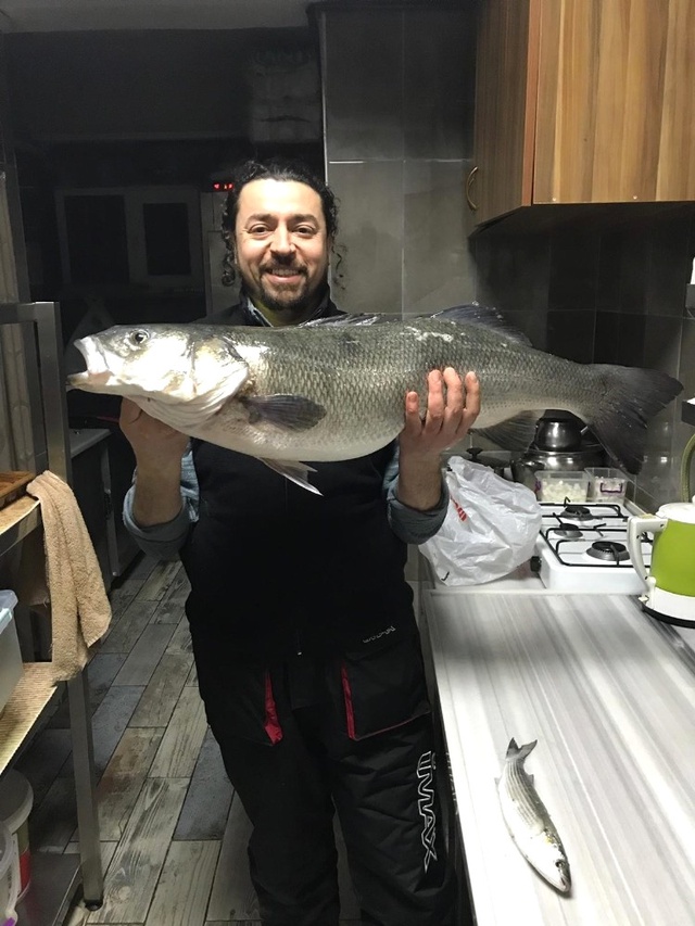 Amatör Balıkçı, Kıyıdan Oltayla 90 Santimetrelik Levrek Yakaladı