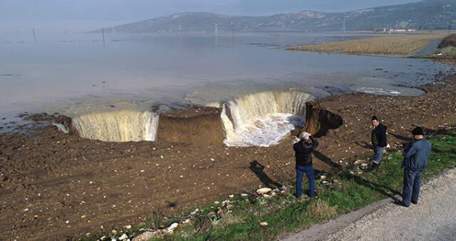 Menderes'te Yağmur Sularının Biriktiği Tarım Arazilerinde Derin Çukurlar Oluştu