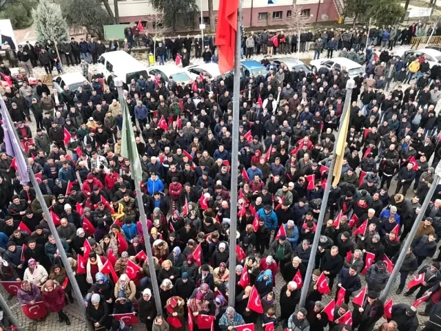 AK Parti'li Mevcut Başkan Aday Gösterilmeyince, Yüzlerce Kişi Belediye Önünde Toplanıp Sloganlar Attı