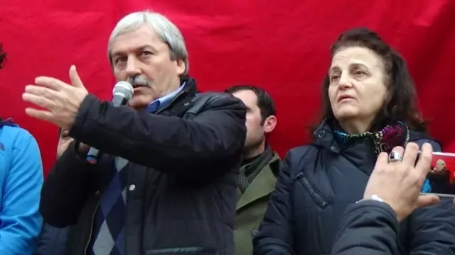 AK Parti'li Mevcut Başkan Aday Gösterilmeyince, Yüzlerce Kişi Belediye Önünde Toplanıp Sloganlar Attı