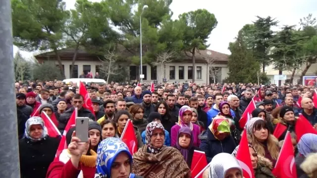 AK Parti'li Mevcut Başkan Aday Gösterilmeyince, Yüzlerce Kişi Belediye Önünde Toplanıp Sloganlar Attı