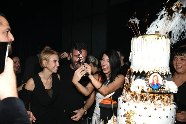 Ünlü Sanatçı Hande Yener, Doğum Gününü Dostları ile Kutladı
