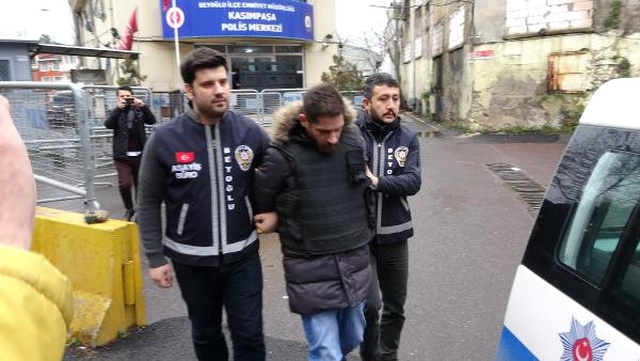 Cani Kardeş, Ablasının Boğazını Keserek Öldürdükten Sonra Evi Ateşe Verdi