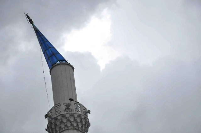 Fırtına Nedeniyle Minarenin Külah Bölümü Devrildi
