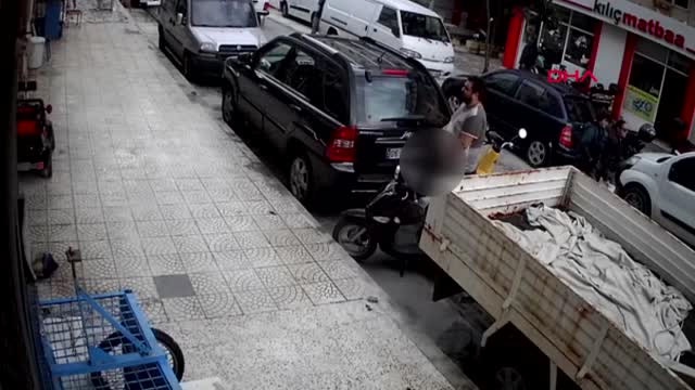 Muğla'da Motosiklet Sürücüsü, Sokak Ortasında Tuvalet İhtiyacını Giderdi