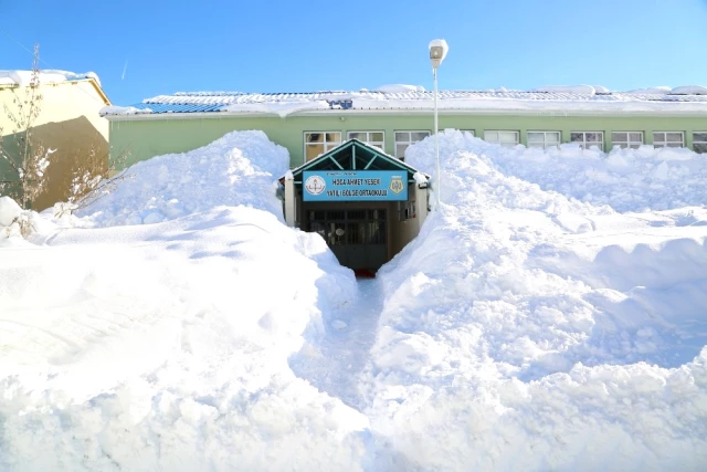 Kar Kalınlığının 3 Metreye Ulaştığı Tunceli Ovacık'ta, Binalar Görünmez Hale Geldi