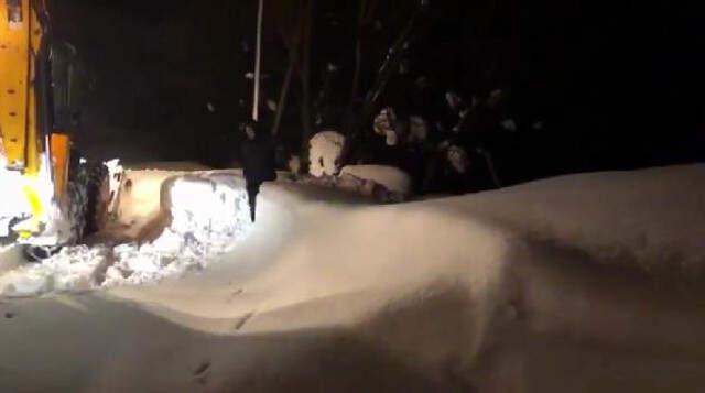 Bingöl'de Yaşlı Kadın Çatıdan Düşen Kar Kütlesinin Altında Can Verdi Bingöl'de Yaşlı Kadın Çatıdan Düşen Kar Kütlesinin Altında Can Verdi