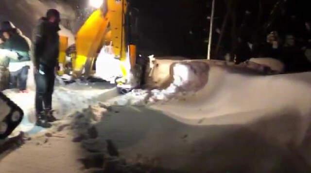 Bingöl'de Yaşlı Kadın Çatıdan Düşen Kar Kütlesinin Altında Can Verdi Bingöl'de Yaşlı Kadın Çatıdan Düşen Kar Kütlesinin Altında Can Verdi