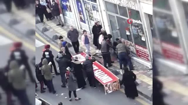 İstanbul'da Vatandaşların Üzerine İş Yeri Tabelası Düştü