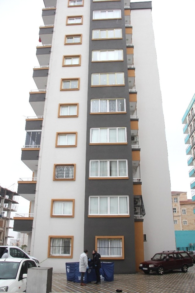 Apartman Bahçesinde Cesedi Bulunan Kadının, Kanser Olduğunu Öğrenince İntihar Ettiği Ortaya Çıktı