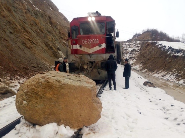 Dağdan Kopan Kaya Parçaları Van Gölü Ekspresi'ne Çarptı
