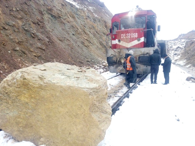 Dağdan Kopan Kaya Parçaları Van Gölü Ekspresi'ne Çarptı