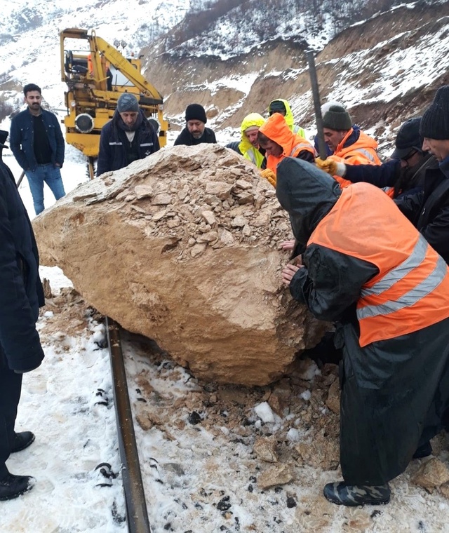 Dağdan Kopan Kaya Parçaları Van Gölü Ekspresi'ne Çarptı