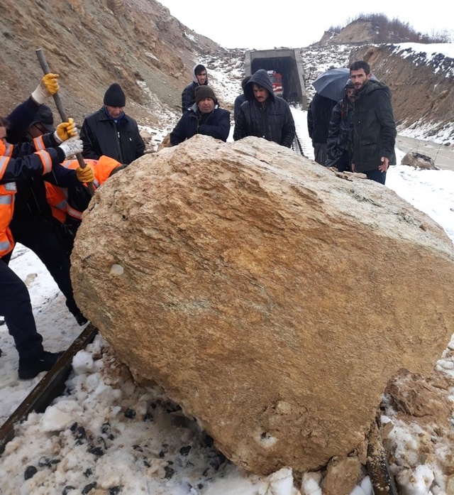 Dağdan Kopan Kaya Parçaları Van Gölü Ekspresi'ne Çarptı