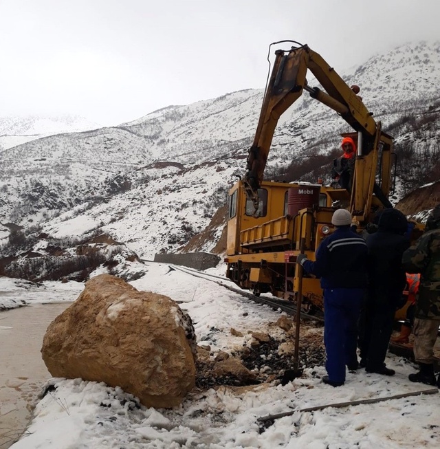 Dağdan Kopan Kaya Parçaları Van Gölü Ekspresi'ne Çarptı