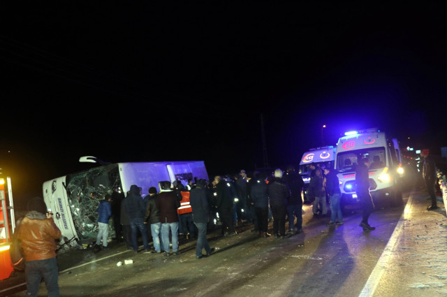 Amasya'da Cenazeden Dönenleri Taşıyan Otobüs Devrildi: 2 Ölü, 15 Yaralı