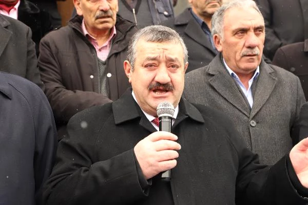 Yeniden Aday Gösterilmeyen AK Partili Belediye Başkanı Gözyaşlarıyla İstifa Etti