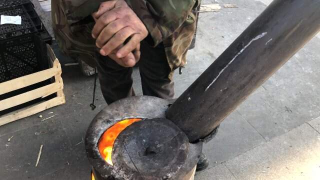 Kars'ta Sibirya Soğukları Etkili Oluyor...vatandaş Isınmak İçin Caddeye Soba Kurup Yaktı Bir Kent Donuyor! Vatandaş Isınmak İçin Caddeye Soba Kurup Yaktı