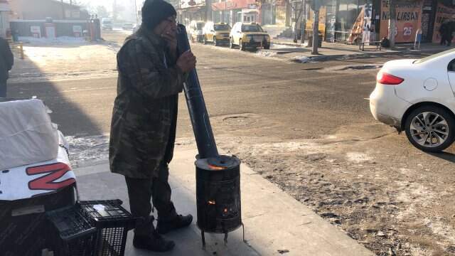Kars'ta Sibirya Soğukları Etkili Oluyor...vatandaş Isınmak İçin Caddeye Soba Kurup Yaktı Bir Kent Donuyor! Vatandaş Isınmak İçin Caddeye Soba Kurup Yaktı