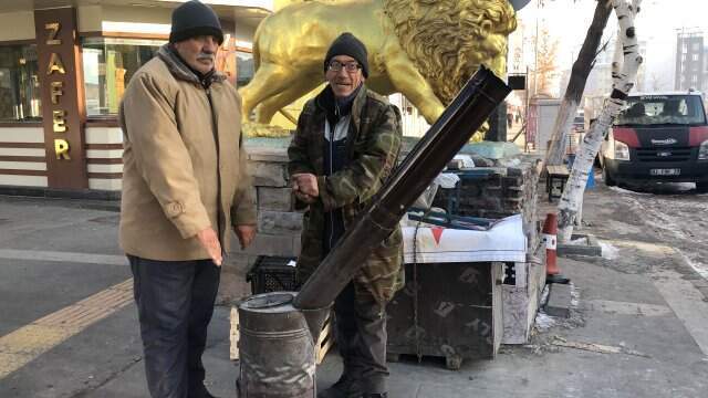Kars'ta Sibirya Soğukları Etkili Oluyor...vatandaş Isınmak İçin Caddeye Soba Kurup Yaktı Bir Kent Donuyor! Vatandaş Isınmak İçin Caddeye Soba Kurup Yaktı