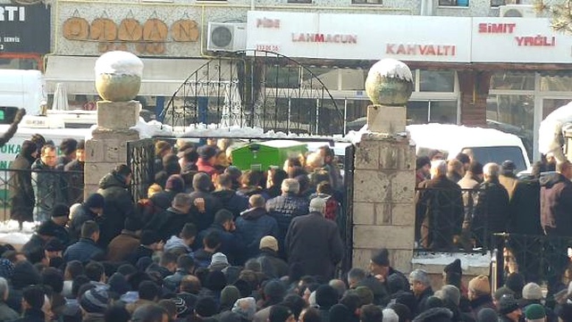 Gözü Dönen Genç, Tıp Öğrencisi Kardeşini Kalbinden Bıçaklayıp Öldürdü, Annesini Yaraladı