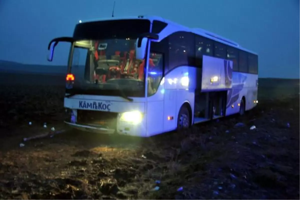 Ankara Da Yolcu Otob S Tarlaya Girdi Yaral Son Dakika