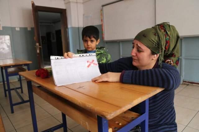 Babasının Döverek Öldürdüğü Mertcan'ın Annesi, Oğlunun Karnesini Öperek Ağladı