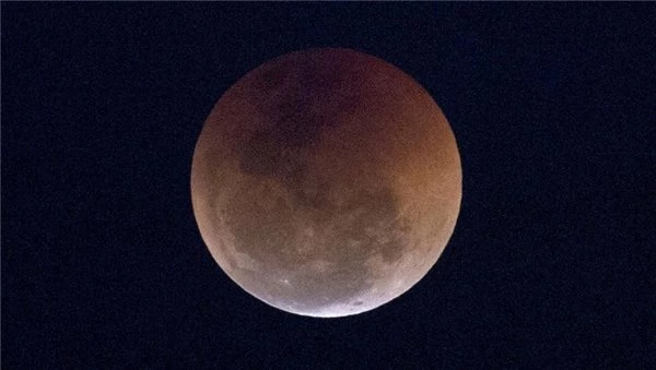 İstanbul'dan da Görülebilen Kanlı Ay Tutulması Başladı