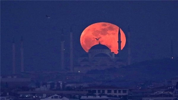İstanbul'dan da Görülebilen Kanlı Ay Tutulması Başladı