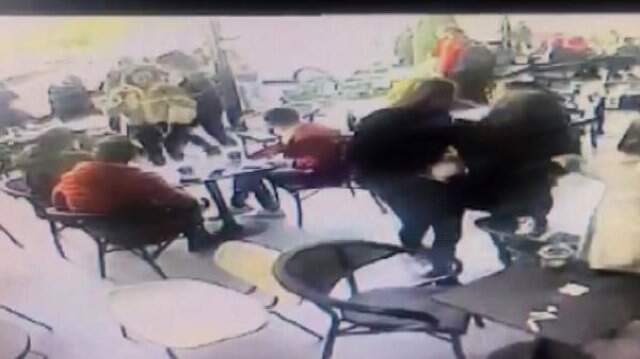 Lüks Kafede Oturan Müşteriye Muştalı Saldırı! Korkunç Kavganın Görüntüleri Ortaya Çıktı Lüks Kafede Oturan Müşteriye Muştalı Saldırı! Korkunç Kavganın Görüntüleri Ortaya Çıktı