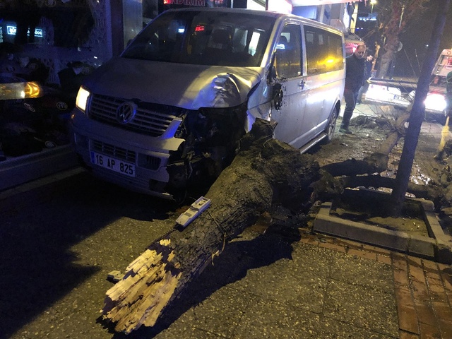 Polise Vurmaya Çalışan Alkollü Sürücüyü Çevredekiler Linç Etmek İstedi