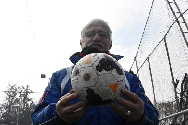 Eski Milli Futbolcu, Halı Sahada Çalışarak Geçimini Sağlıyor