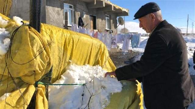 Kars'ta Sibirya Soğuğuna Salça Kutusuyla Önlem Alındı Kars'ta Sibirya Soğuğuna Salça Kutusuyla Önlem Alındı