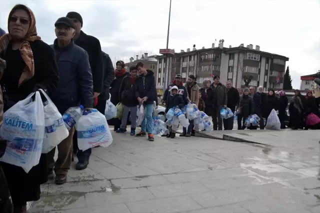 Safranbolu'da Örnek Proje! En Az 5 Plastik Şişe Getirene Ücretsiz Bez Çanta Dağıttılar