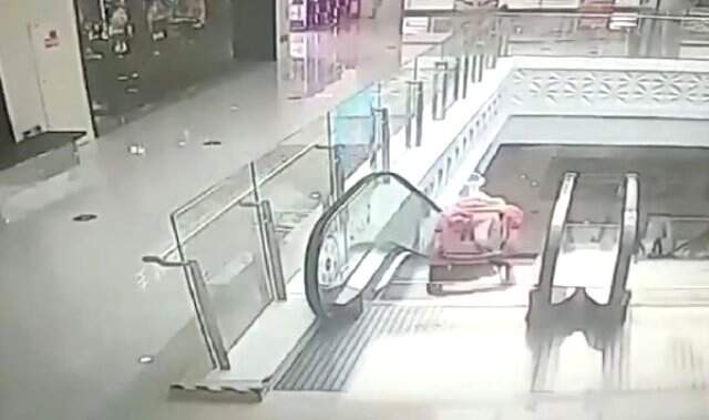 Yürüteçteki Bebek Yürüyen Merdivenden Aşağı Yuvarlandı Yürüteçteki Bebek Yürüyen Merdivenden Aşağı Yuvarlandı